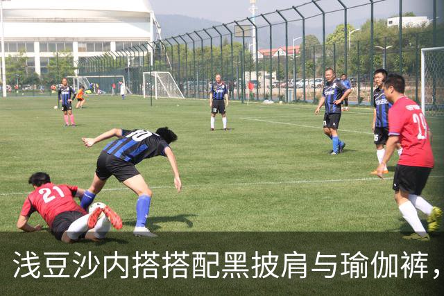 浅豆沙内搭搭配黑披肩与瑜伽裤，柔和配色勾勒流畅自然的身材线条